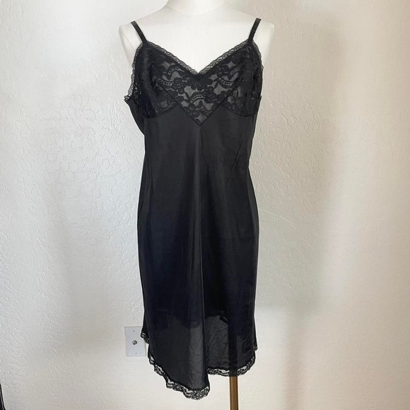 Vanity Fair Dresses & Skirts - Vintage Vanity Fair Black‎ Lace Slip Dress